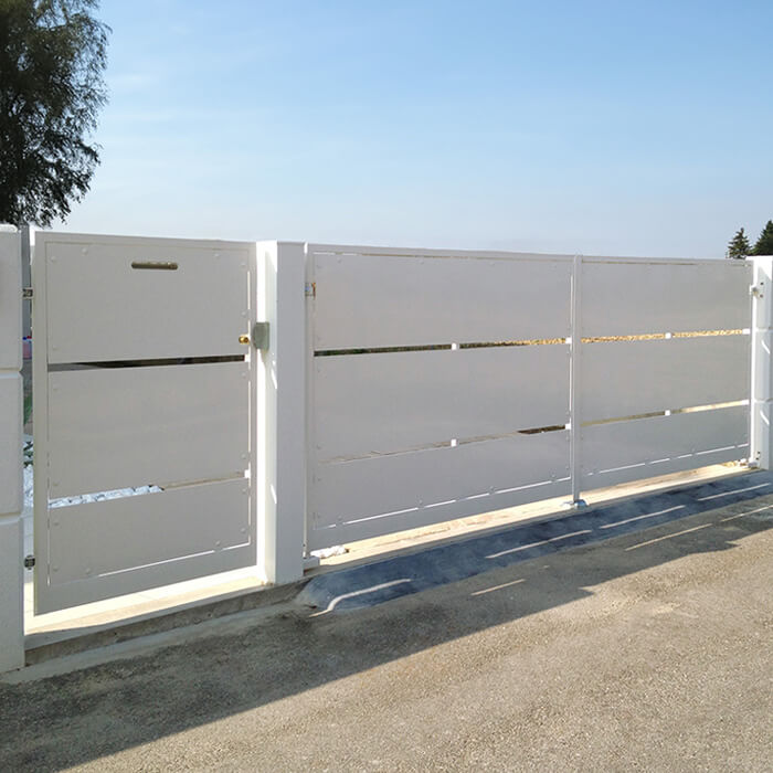Universal gate with metal panels