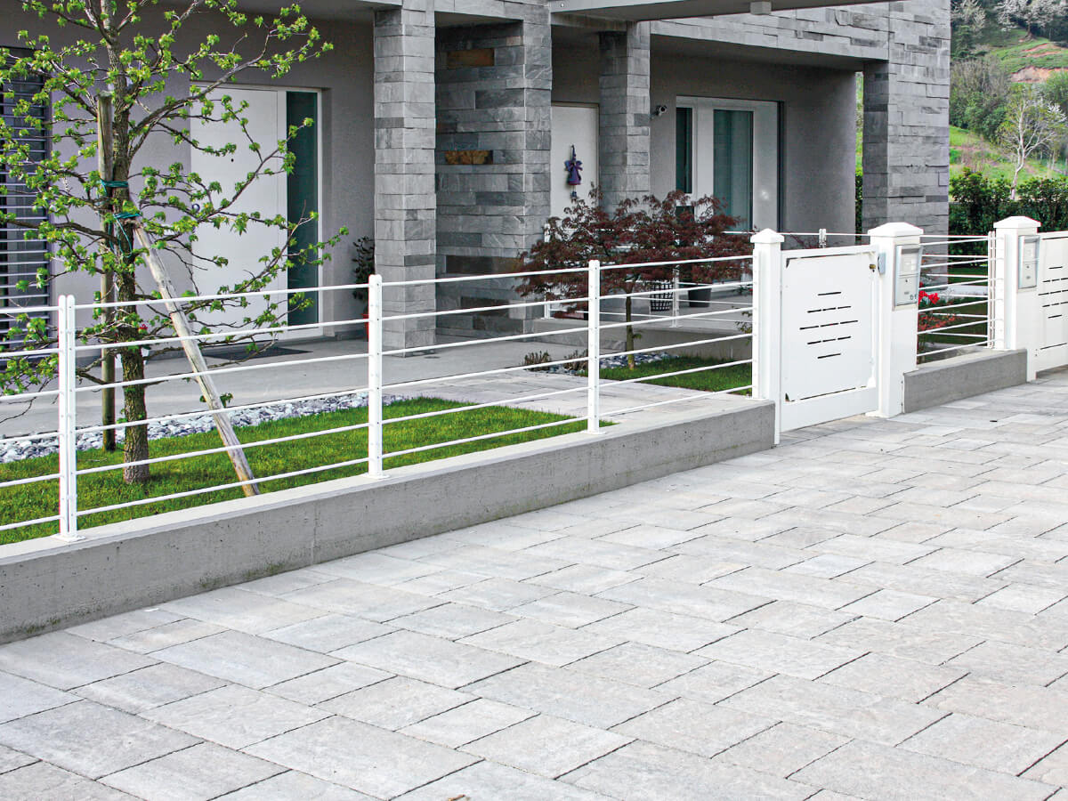 Modular fencing Fencing with smooth posts and horizontal U profile