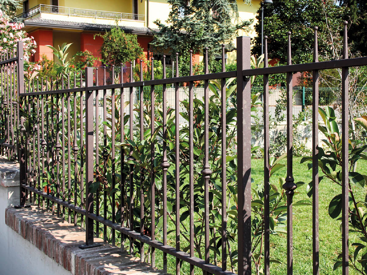 Modular fencing Fencing with smooth posts and horizontal U profile