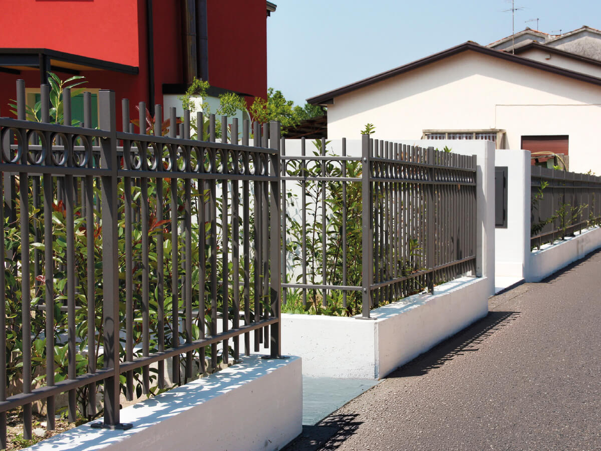 Modular fencing Tubular fencing with horizontal U profiles
