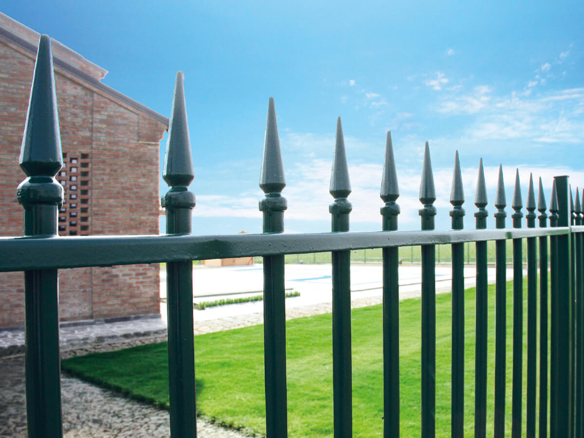 Modular fencing Tubular fencing with horizontal U profiles