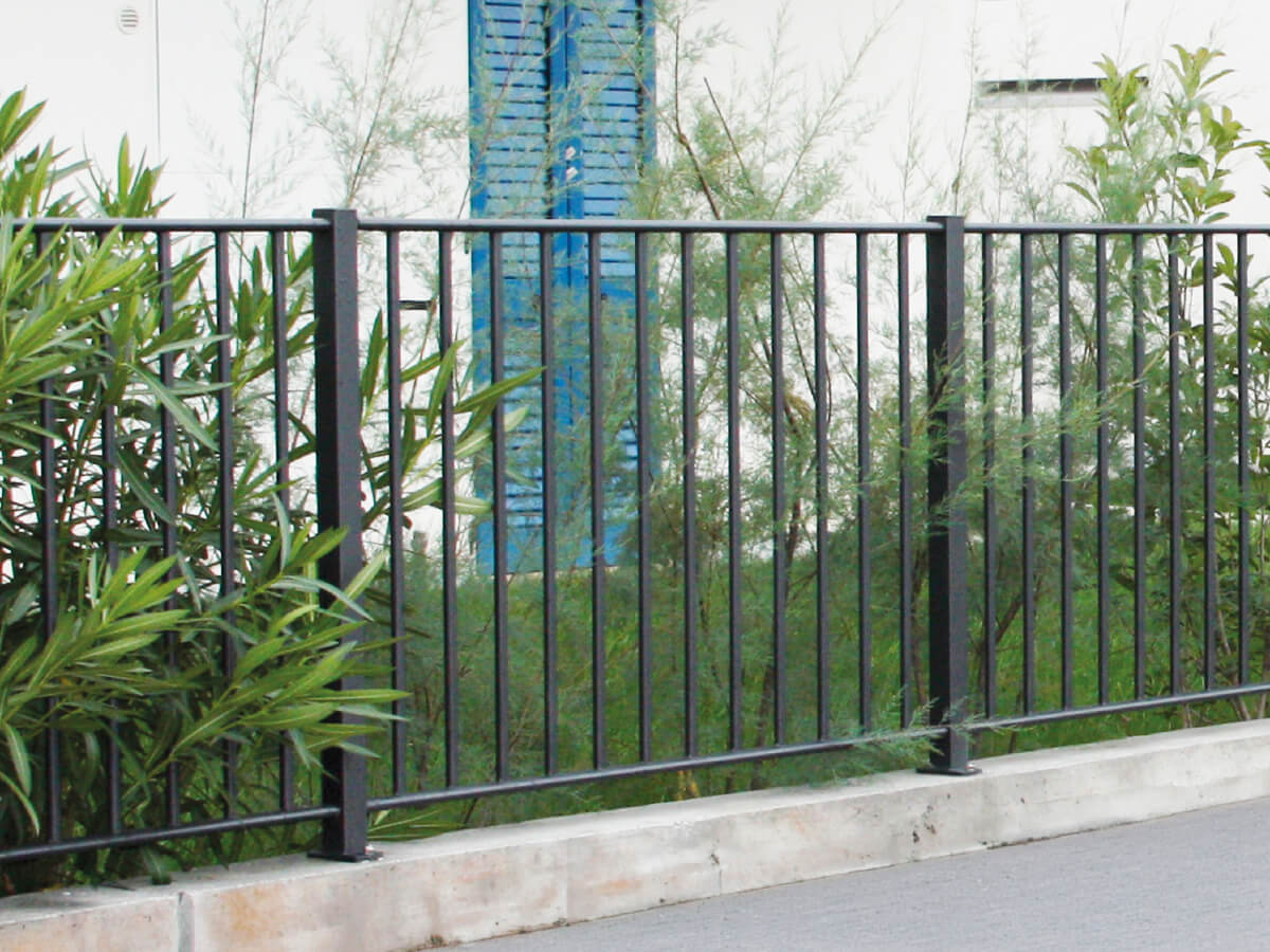 Modular fencing Tubular fencing with horizontal U profiles